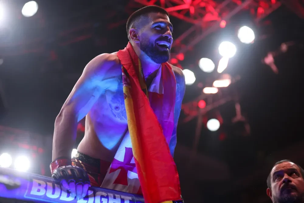 Ilia Topuria ăn mừng chiến thắng