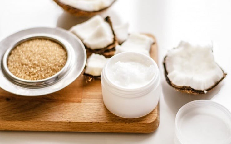 Sữa chua không đường chứa acid lactic – một dạng AHA tự nhiên – giúp làm mềm lớp sừng và cân bằng bề mặt da.