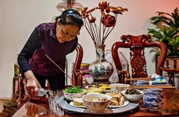 Bộ mũ áo Táo Quân (đồ mã) là lễ vật tượng trưng cho việc tiễn Táo Quân về trời.