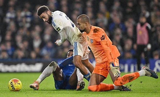 Sai lầm ở hàng phòng ngự khiến Chelsea đánh rơi chiến thắng.