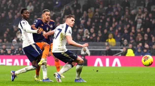 Tottenham bại trận ngay tại sân nhà.