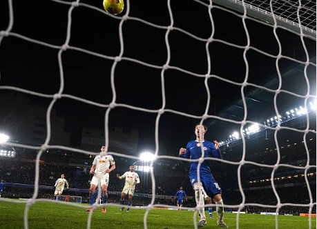 Palmer dứt điểm vọt xà dù chỉ cách khung thành khoảng 2 mét.