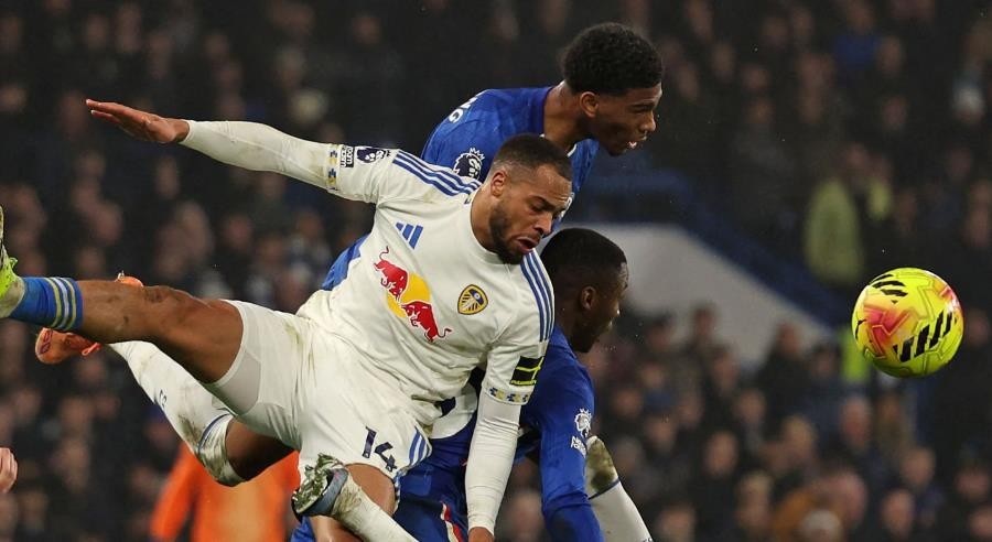 Josh Acheampong - 5.9 điểm: Được trở lại vị trí sở trường lần đầu tiên kể từ cuối tháng 10. Chơi tốt trong phần lớn thời gian nhưng một chút do dự ở khu vực nguy hiểm đã dẫn đến bàn gỡ hòa của Leeds.