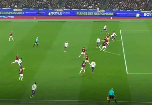 Hình ảnh trước khi Casemiro đưa bóng vào lưới West Ham.