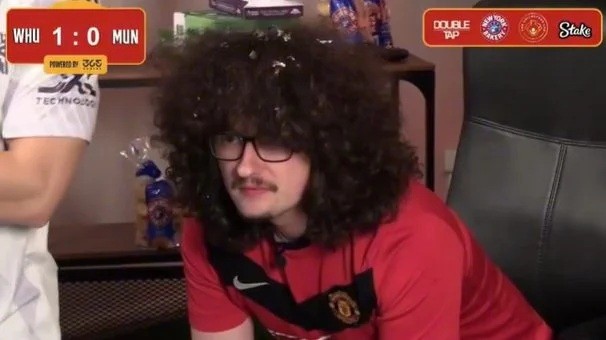  Ilett vẫn chưa được cắt tóc.