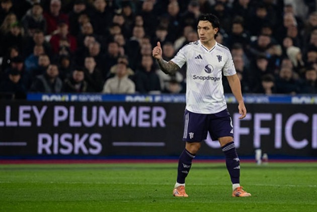 Hậu vệ: Lisandro Martinez – 6.8 Trung vệ người Argentina chơi năng nổ nhưng không thực sự hiệu quả như kỳ vọng. Dù vẫn giữ được khả năng luân chuyển bóng tốt từ tuyến dưới, Martinez đôi khi tỏ ra thất thế trong các pha tranh chấp thể lực với các cầu thủ cao lớn bên phía West Ham. Anh cần quyết đoán hơn trong việc chỉ huy các đồng đội bọc lót ở khu vực 16m50.