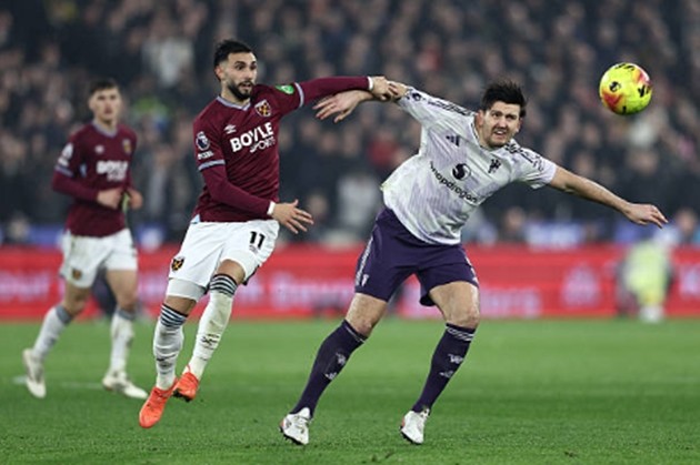 Hậu vệ: Harry Maguire – 6.5 Một trận đấu khó khăn với trung vệ sinh năm 1993. Tốc độ chậm chạp của Maguire thường xuyên bị các cầu thủ chạy cánh nhanh nhẹn của đội chủ nhà khai thác. Dù có một vài pha cắt bóng giải nguy kịp thời, Maguire vẫn cho thấy sự chậm chạp trong các tình huống xoay trở. Anh rời sân ở phút 68 để nhường chỗ cho Leny Yoro do gặp vấn đề về sức khỏe.