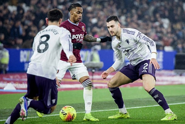 Hậu vệ: Diogo Dalot – 6.5 Dalot đã có một ngày thi đấu dưới trung bình khi liên tục để Summerville vượt qua ở hành lang cánh phải. Khả năng hỗ trợ tấn công của cầu thủ người Bồ Đào Nha cũng bị hạn chế tối đa bởi lối đá áp sát của đối thủ. Việc anh nhận một thẻ vàng vì pha tắc bóng nguy hại trước khi bị thay ra ở phút 82 đã phản ánh rõ nét sự ức chế về mặt tâm lý.