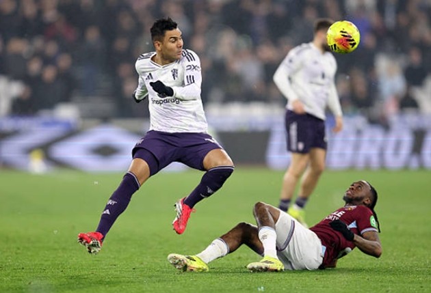 Tiền vệ: Casemiro – 7.2 Tiền vệ người Brazil là chốt chặn đáng tin cậy nhất ở khu vực giữa sân. Casemiro cho thấy đẳng cấp với khả năng đọc tình huống và đánh chặn từ xa hiệu quả. Anh chính là người suýt gỡ hòa sớm cho Quỷ đỏ với một pha đánh đầu dũng mãnh nhưng đáng tiếc là bàn thắng đã bị công nghệ VAR khước từ vì lỗi việt vị không đáng có.