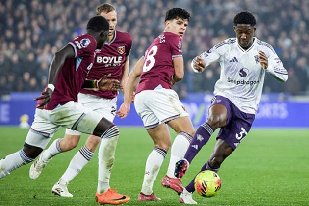 Tiền vệ: Kobbie Mainoo – 6.8 Tài năng trẻ người Anh thi đấu đầy xông xáo nhưng thiếu đi sự đột biến thường thấy. Mainoo chủ yếu đóng vai trò điều tiết và giữ nhịp, nhưng trước hàng tiền vệ chơi rát của West Ham, anh không có nhiều khoảng trống để thực hiện những pha kéo bóng xuyên tuyến. Sự phối hợp giữa anh và các vệ tinh xung quanh trong trận này cũng chưa thực sự gắn kết.