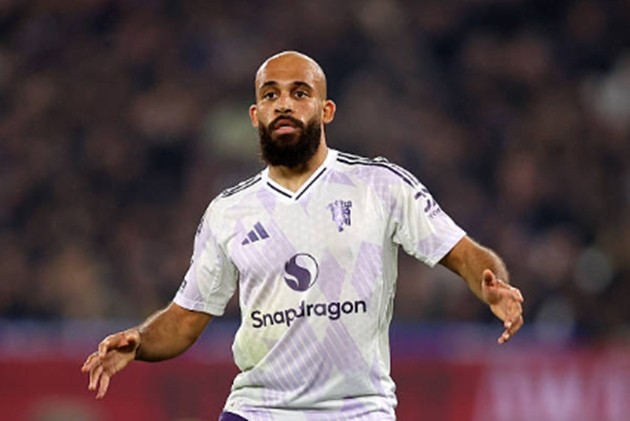 Tiền vệ: Bryan Mbeumo – 7.2 Mbeumo là nhân tố hoạt động năng nổ nhất trên hàng công. Dù bị đối phương kèm cặp rất sát suốt cả trận, cầu thủ này vẫn kiên trì tạo ra những pha đột phá cá nhân. Phần thưởng cho sự nỗ lực của anh chính là quả tạt bóng 