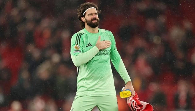 Alisson Becker muốn các đồng đội mạnh mẽ đứng dậy sau thất bại.