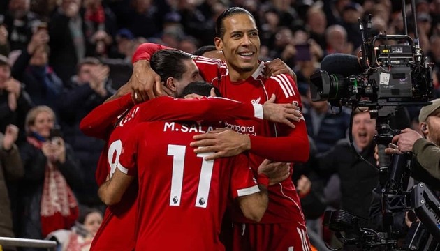 Van Dijk cần chỉ huy các đồng đội tiến lên.