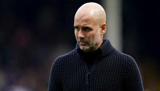 Man City của Pep đang trong thế bám đuổi Arsenal.