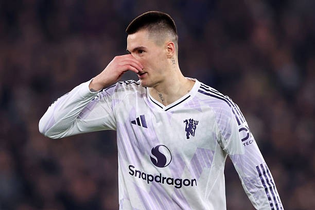 Đã đến lúc Carrick trao suất đá chính cho Sesko.