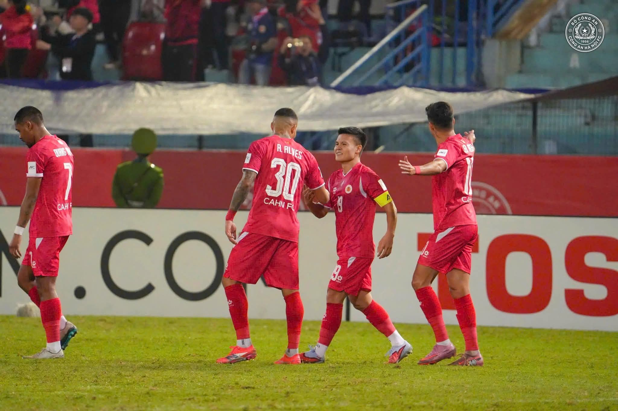 Quang Hải có một ngày thi đấu ấn tượng. 