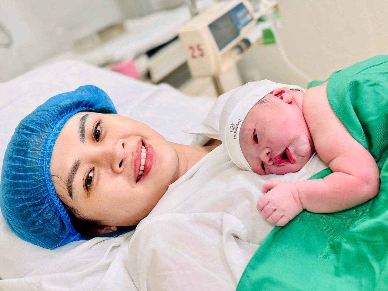 Khi lần đầυ nhìn thấy khuôn mặt của con, bất kỳ người làm mẹ nào cũng không khỏi bỡ ngỡ, dâng trào những cảm xύc khó tả. (Ảnh minh họa)