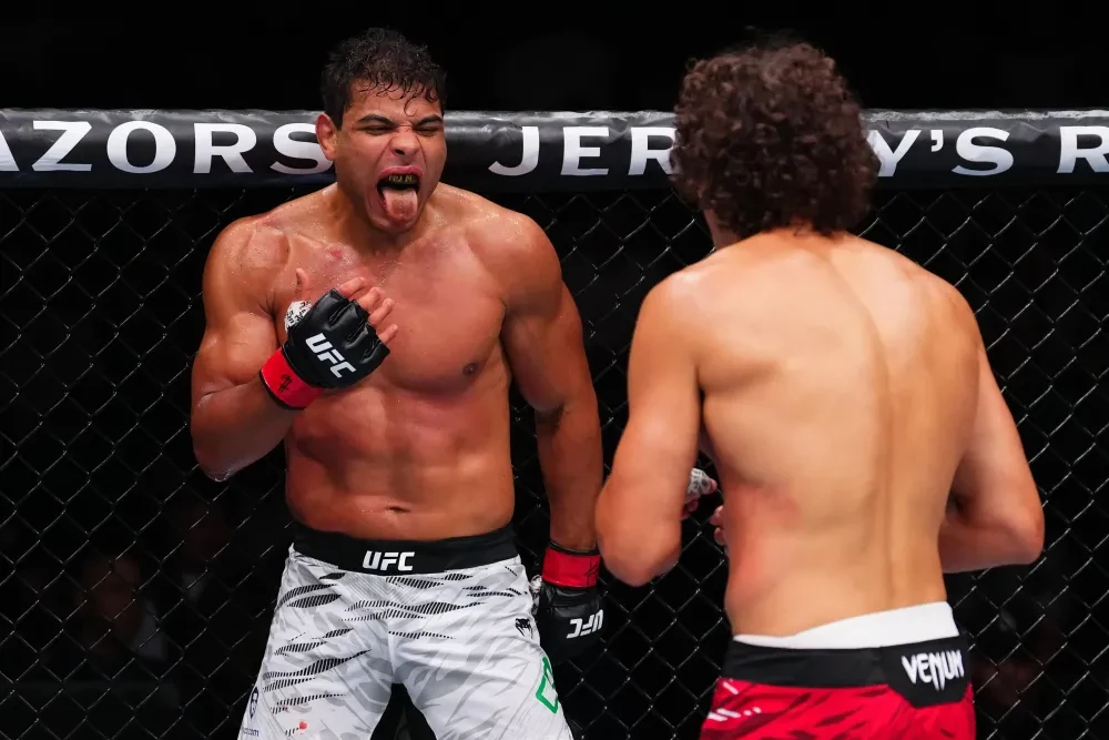Paulo Costa trong trận đấu với Roman Kopylov tại UFC 318.