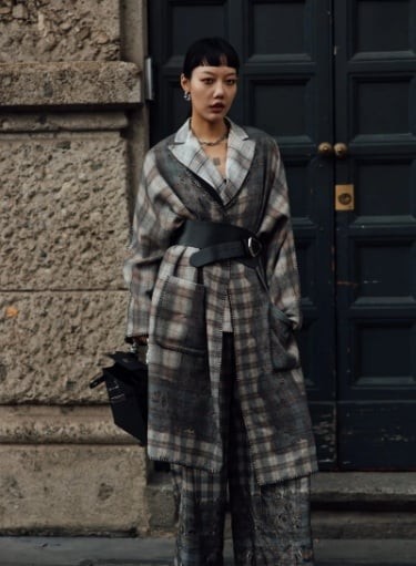 Những đường kẻ ô đóng vai trò như điểm nhấn đồ họa, đủ để tạo dấu ấn thị giác mà không làm mất đi tinh thần thanh lịch vốn có.