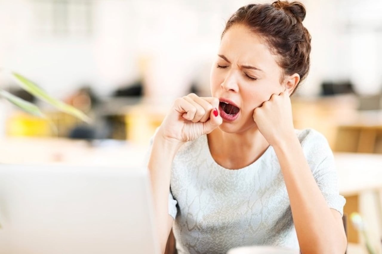 Thói quen thức khuya, thiếu ngủ, ngồi lâu và thiếu vận động... là những thói quen mà người trung niên nên chấm dứt kẻo ảnh hưởng đến sức khỏe lâu dài. (Ảnh minh họa)