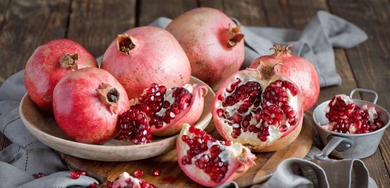 Quả lựu tượng trưng cho sự thịnh vượng của gia đình và con cháu trong gia đình.