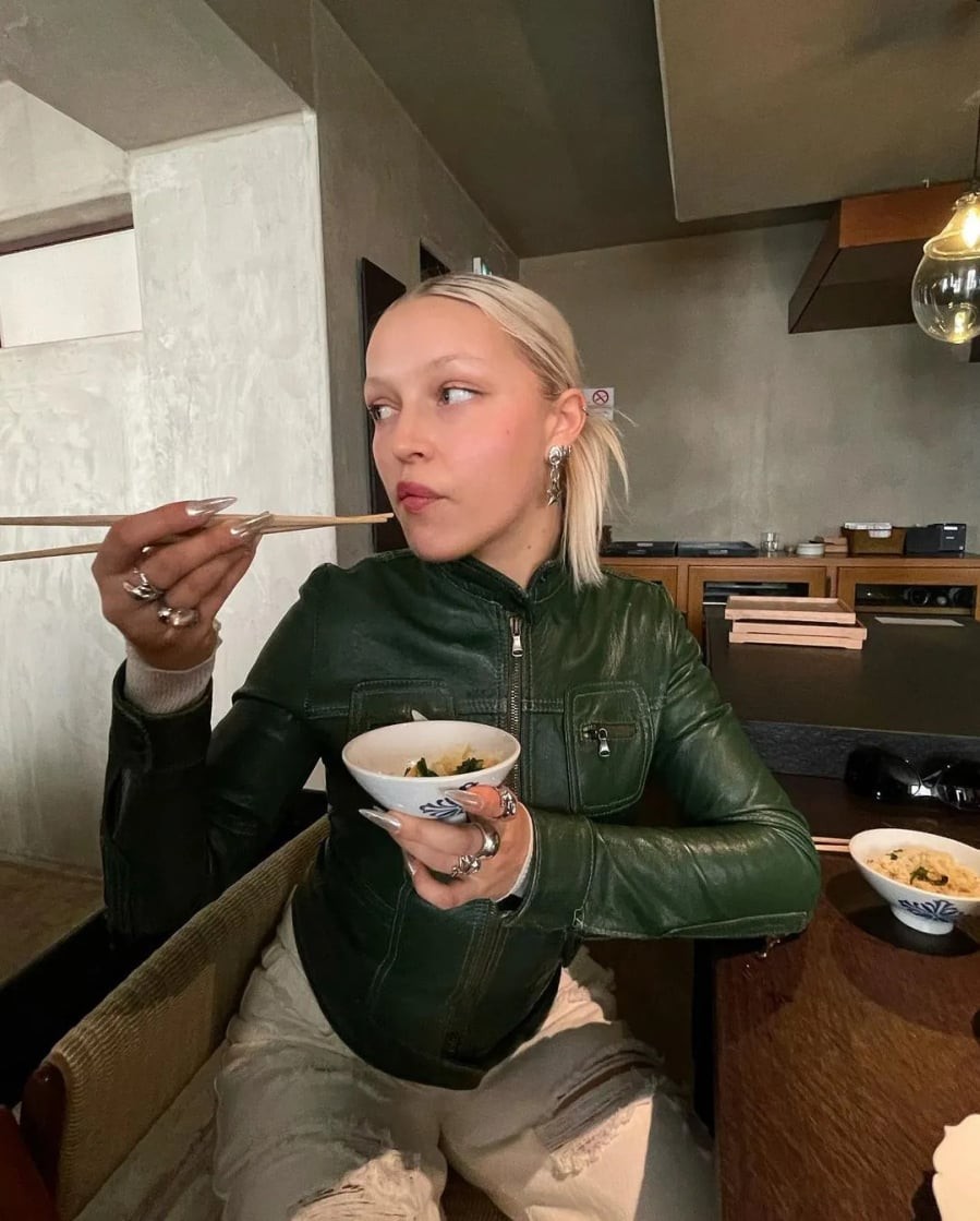 Áo khoác là item cho phép sắc xanh rêu xuất hiện rõ ràng nhất trong urban minimal mà không khiến outfit trở nên nặng nề. 