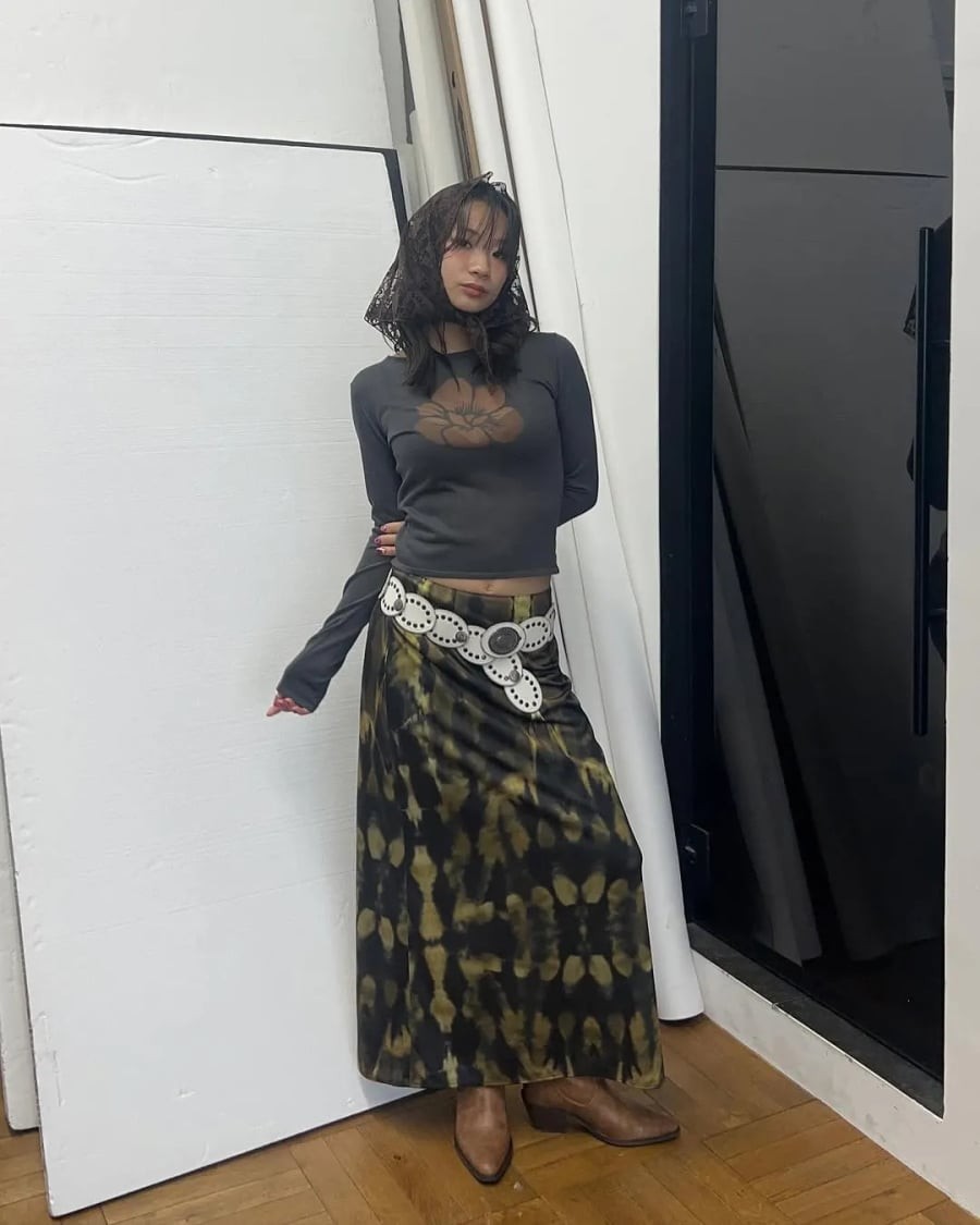 So với các gam màu sáng mang lại cảm giác mềm mại, xanh rêu giúp những thiết kế chân váy trở nên sắc nét và hiện đại hơn. 