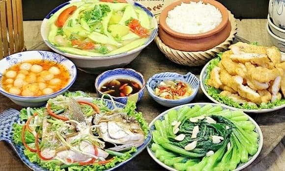 Trong ẩm thực truyền thống, rau cải xanh được xem là biểu tượng của sự tươi mới và sinh sôi. 