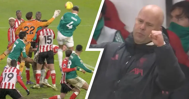 HLV Slot vui mừng với bàn thắng mở tỷ số của Van Dijk.