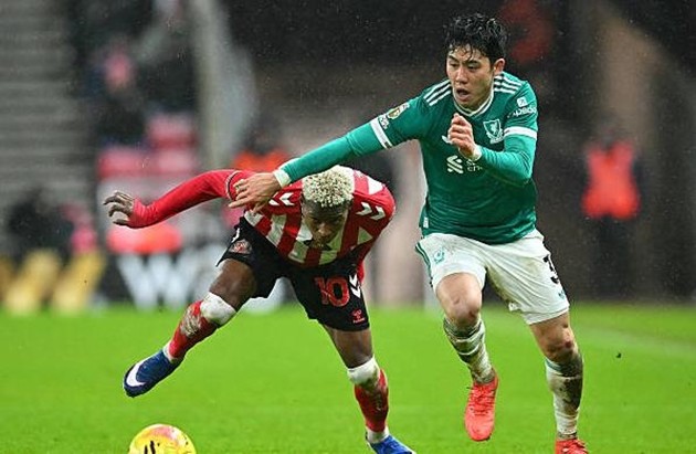 Wataru Endo - 7.1 Trong trận đấu đầu tiên đá chính mùa giải, ở vị trí hậu vệ phải bất đắc dĩ, Endo đã phạm lỗi ném biên ngay trong pha bóng đầu tiên. Những hạn chế của anh ở khu vực tấn công rõ ràng đã khiến Slot thất vọng, khi những đường chuyền đơn giản ngang khung thành đều đi thẳng đến thủ môn, nhưng Endo đơn giản không phải là một hậu vệ cánh thực thụ và khả năng phòng ngự của anh bù đắp cho việc anh không thể tạo ảnh hưởng đến trận đấu ở khâu tấn công. Anh bị đau và phải rời sân sau một giờ thi đấu, được thay thế bởi Joe Gomez do chấn thương khá nghiêm trọng.