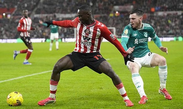 Andrew Robertson - 7.4: Được chiêu mộ vì sự quen thuộc với những trận đấu có tính đối đầu cao, và Liverpool trông mạnh mẽ hơn hẳn ở hàng phòng ngự khi có sự góp mặt của cầu thủ người Scotland.