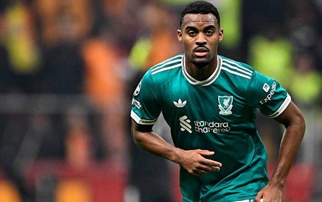 Ryan Gravenberch - 7.6 Thực hiện một vài đường chuyền thiếu chính xác nhưng đã dần bắt nhịp trận đấu sau khi Sunderland dễ dàng xuyên thủng hàng tiền vệ trong hiệp một.