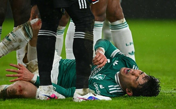 Endo dính chấn thương trong trận gặp Sunderland.