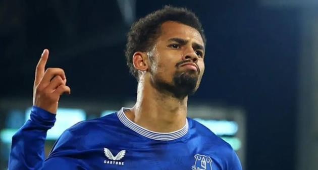  Iliman Ndiaye trong tầm ngắm Quỷ đỏ.