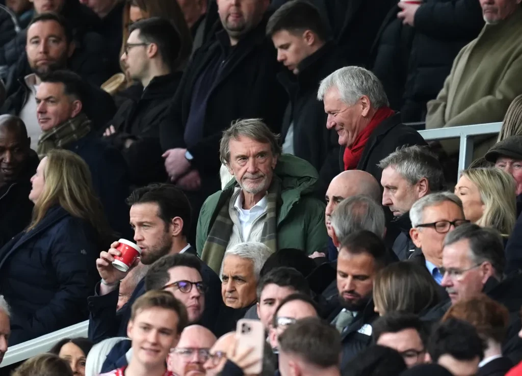 Khi Old Trafford đứng giữa ngã ba bản sắc.