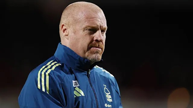 HLV Sean Dyche bị sa thải sau chuỗi thành tích bết bát của Nottingham.