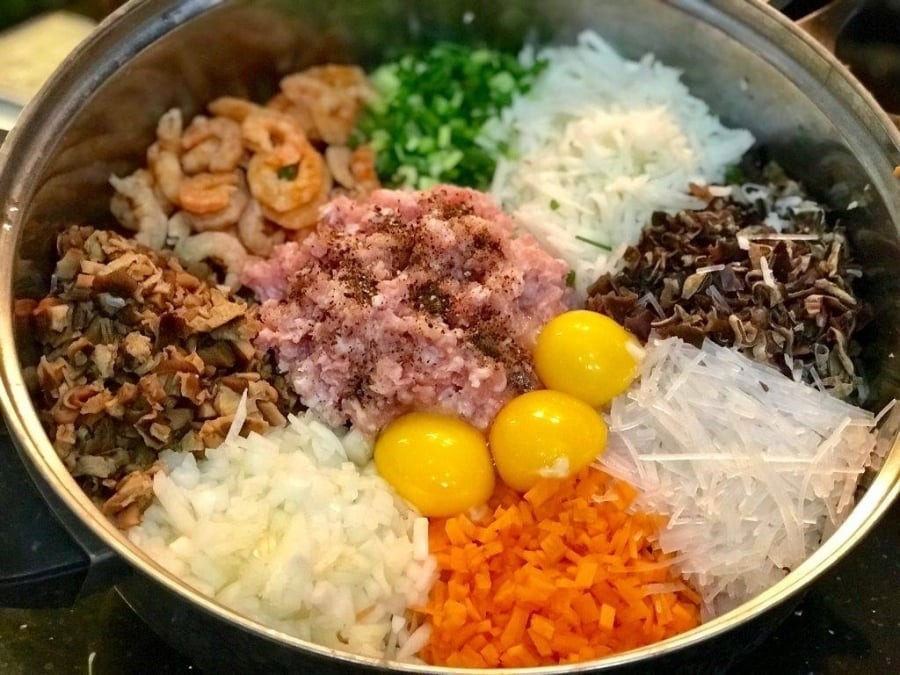 Để có món nem rán chuẩn vị, khâu trộn nhân rất quan trọng. Khi cho trứng vào nhân, cần cân đối vừa đủ để nhân không bị khô cũng không quá ướt. 