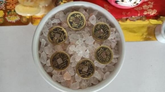  Khi chuyển đến nơi ở mới, nhiều người có thói quen rải một ít muối ở các góc phòng, đặc biệt là khu vực kín hoặc ẩm thấp.