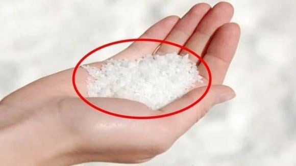 Theo quan niệm dân gian, nước muối có khả năng thanh lọc không gian và hấp thu nguồn năng lượng tiêu cực.