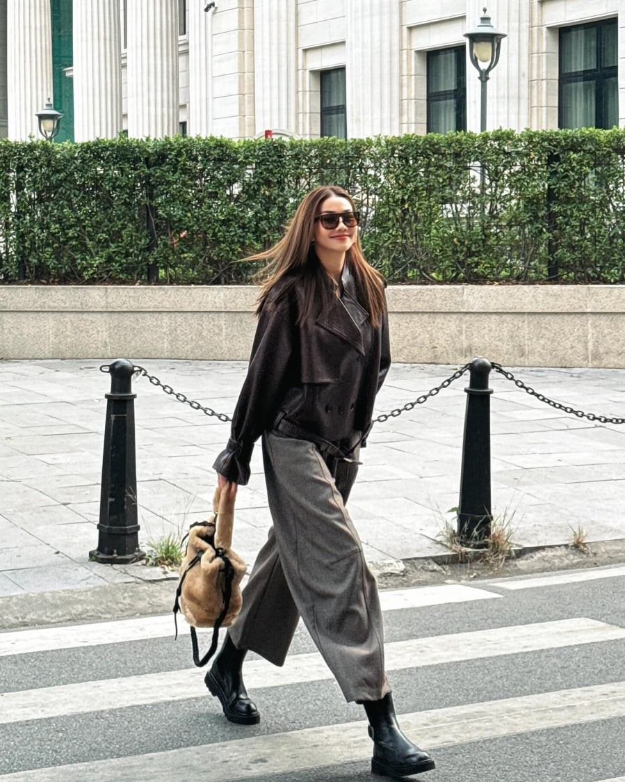 hững thiết kế dáng ngắn hoặc dáng suông vừa phải, hạn chế chi tiết rườm rà sẽ giúp tổng thể trông gọn gàng và hiện đại hơn.