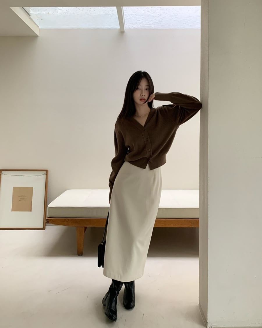 Chân váy suông luôn là lựa chọn an toàn trong môi trường công sở, nhất là với những người có vóc dáng nhỏ nhắn.