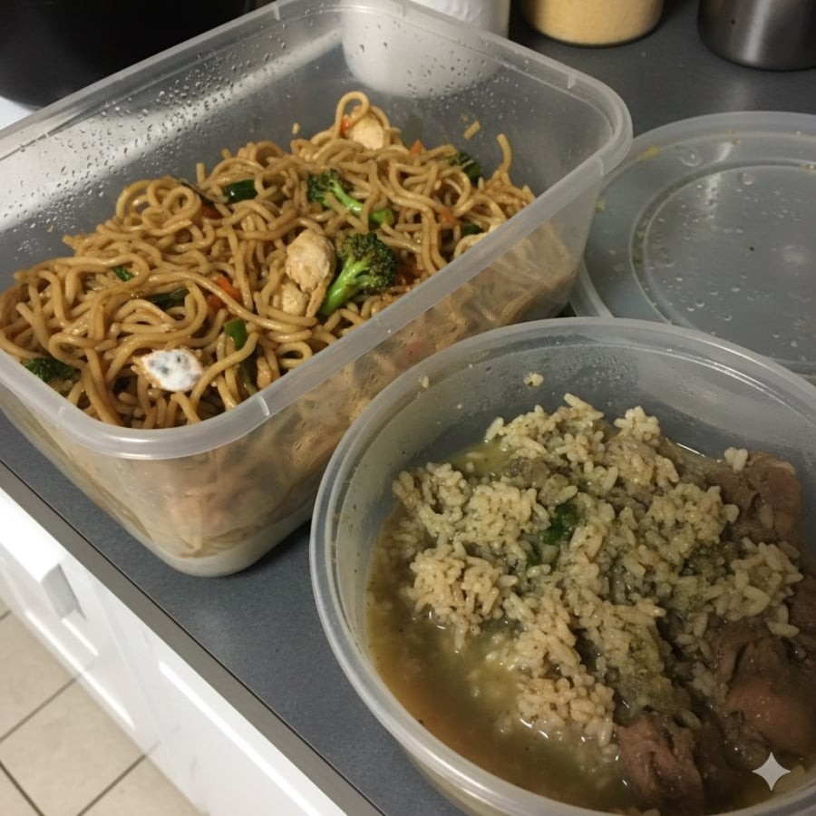 Thực phẩm chín để quá 3 ngày trong tủ lạnh dù không có mùi rõ rệt vẫn có thể tiềm ẩn nguy cơ nhiễm khuẩn.