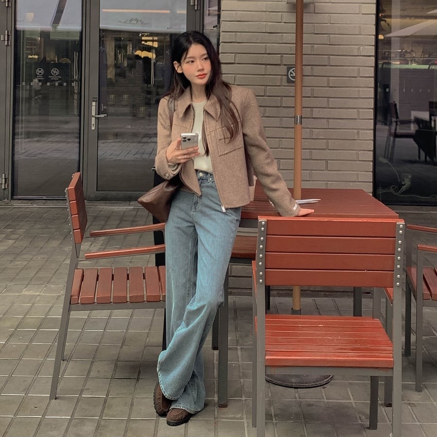 Sự kết hợp này phù hợp với môi trường công sở hoặc những dịp cần vẻ ngoài lịch sự, hiện đại mà vẫn giữ được nét thời trang.