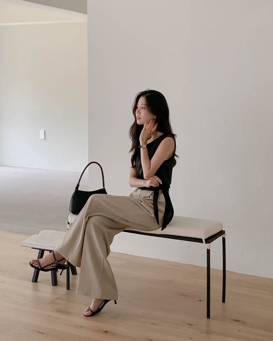 Sandal cao gót là lựa chọn lý tưởng khi muốn quần ống rộng trở nên mềm mại và quyến rũ hơn. 