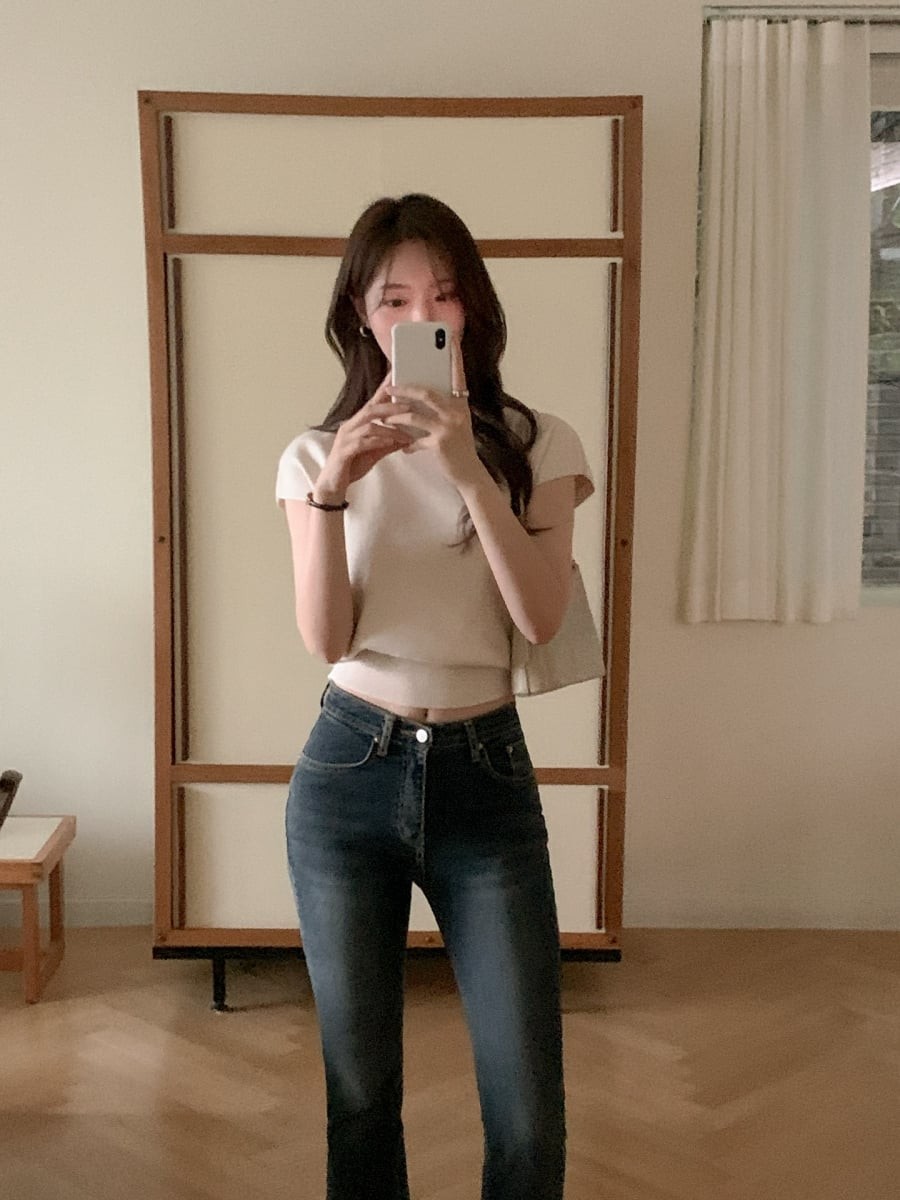 Chất liệu len mỏng, mềm cùng phom dáng tối giản giúp item này dễ dàng hòa vào nhiều phong cách khác nhau mà không khiến diện mạo trở nên “đứng tuổi”.