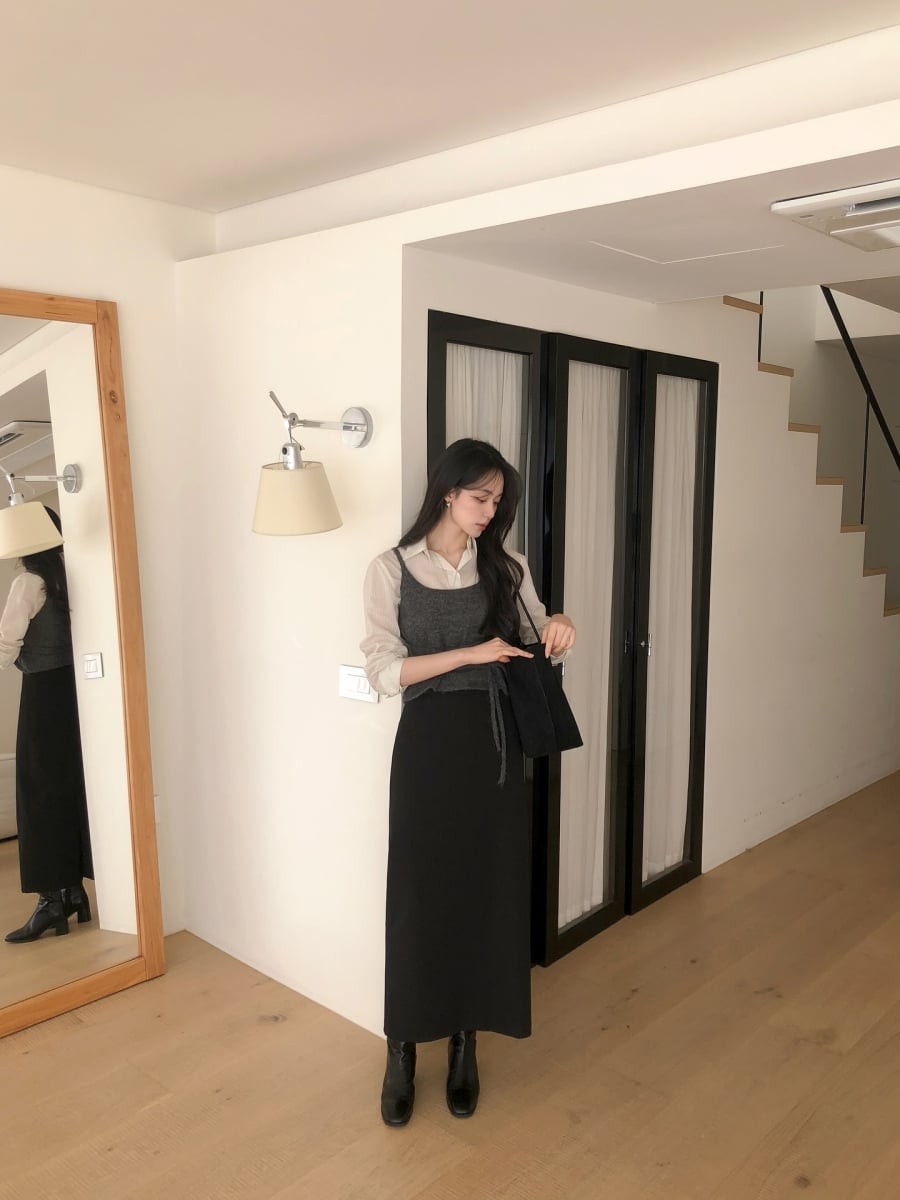 . Dáng váy này giúp tạo cảm giác vóc dáng thanh thoát, đồng thời che đi những khuyết điểm thường gặp ở phần hông và đùi.