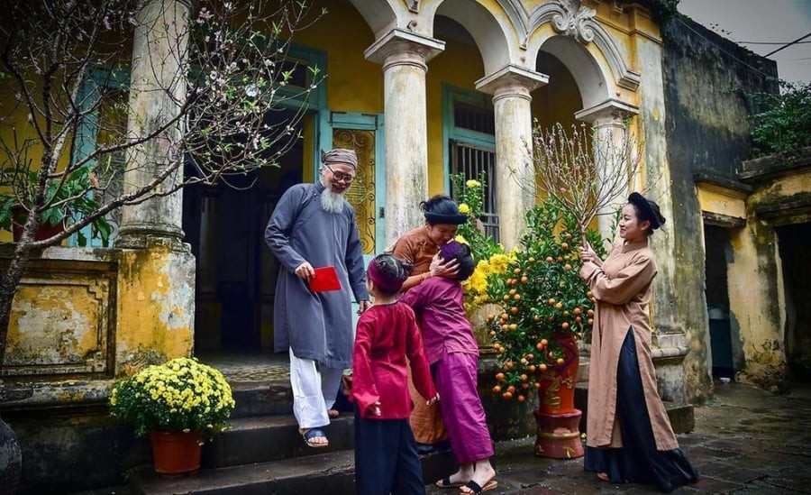 Xông đất (hay còn gọi là đạp đất) là phong tục truyền thống trong dịp Tết Nguyên Đán của người Việt