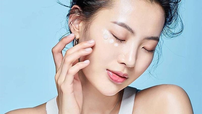 Việc bảo vệ da bằng kem chống nắng phổ rộng là bước không thể thiếu để ngăn ngừa sạm da