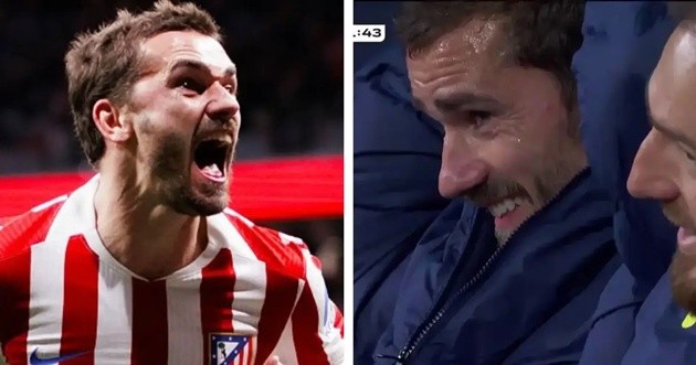 Griezmann ngồi cười khi chứng kiến Barca thua thảm.