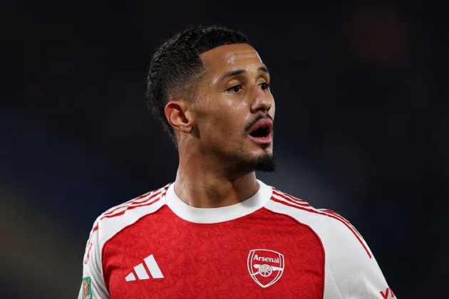 Vắng bóng Saliba là một trong những nguyên nhân khiến Arsenal đánh rơi điểm số ở Gtech Community Stadium.